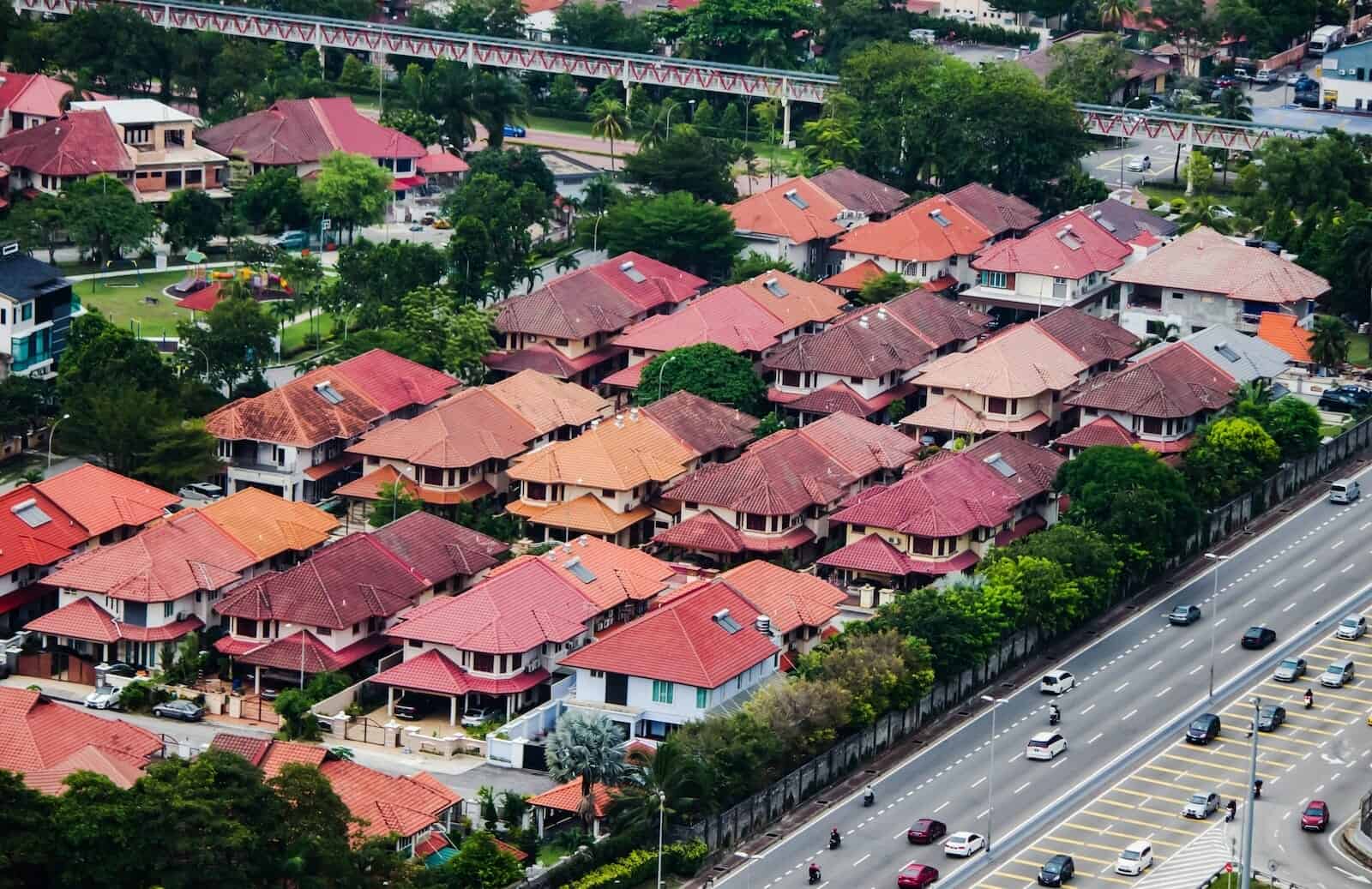lpldaokp4ja cars on road near houses during daytime